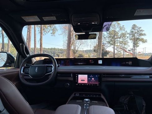 Certified 2025 Lincoln Navigator Reserve image 27