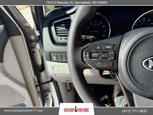 Used 2017 Kia Sedona LX image 31