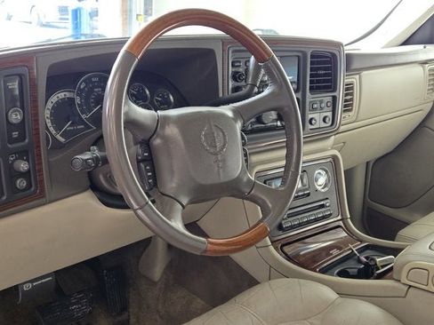 Used 2002 Cadillac Escalade Base AWD image 24