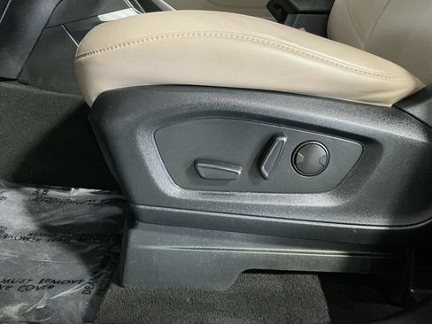 Used 2023 Ford Explorer XLT w/ Equipment Group 202A AWD/4WD image 15