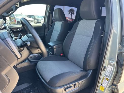 Used 2022 Toyota Tacoma TRD Off-Road w/ Technology Package AWD/4WD image 15