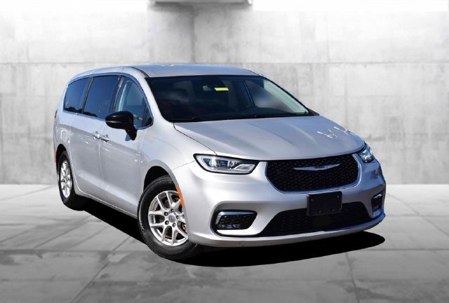Used 2024 Chrysler Pacifica Touring-L FWD image 2