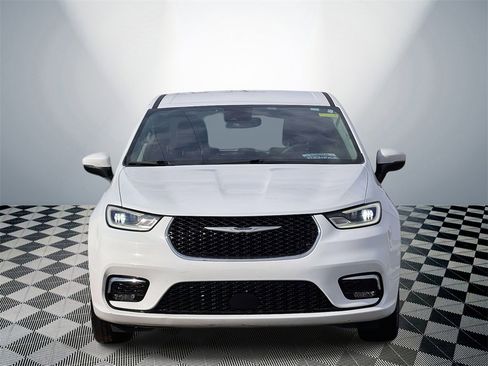 Used 2023 Chrysler Pacifica Touring-L image 2