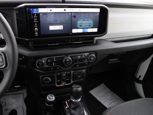 Used 2025 Jeep Gladiator Sport image 27