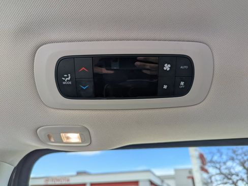 Used 2023 Chrysler Pacifica Limited image 21