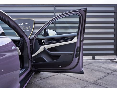 Used 2025 Porsche Panamera 4 w/ Premium Package image 27