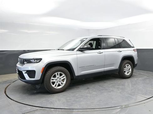 Used 2024 Jeep Grand Cherokee Laredo AWD/4WD image 8