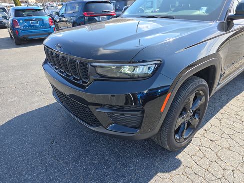 Used 2023 Jeep Grand Cherokee Altitude image 10