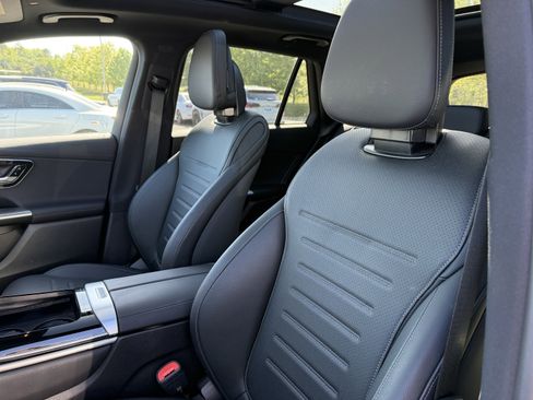 Used 2025 Mercedes-Benz GLC 300 4MATIC image 16