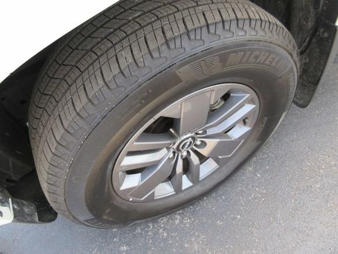 Used 2025 Nissan Frontier SV w/ SV Convenience Package RWD image 14