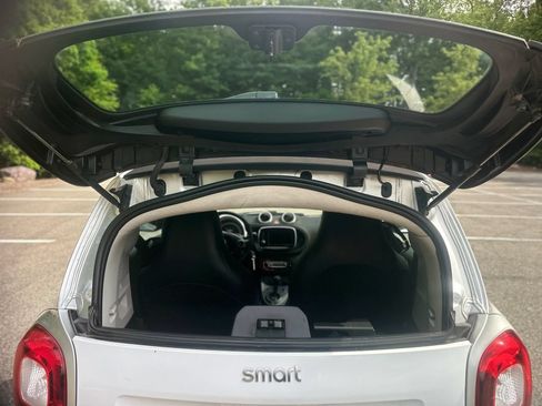 Used 2017 smart fortwo pure RWD image 15