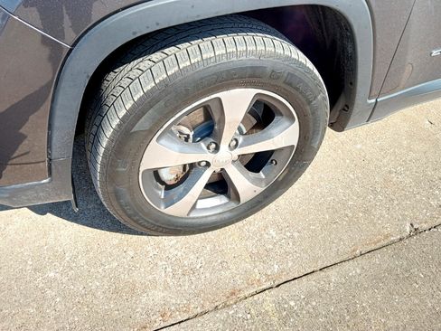 Used 2020 Jeep Cherokee Limited image 19