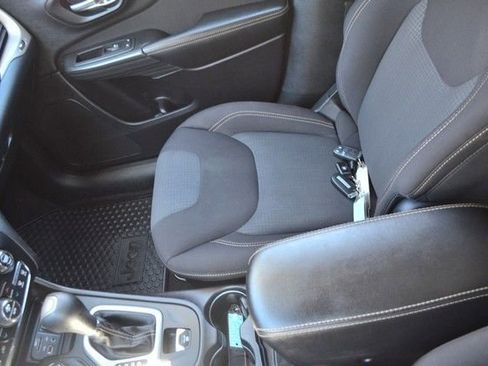 Used 2017 Jeep Cherokee Latitude w/ Comfort/Convenience Group image 25