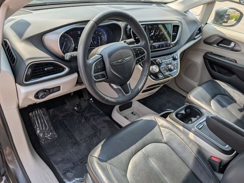 Used 2022 Chrysler Pacifica Touring-L FWD image 13