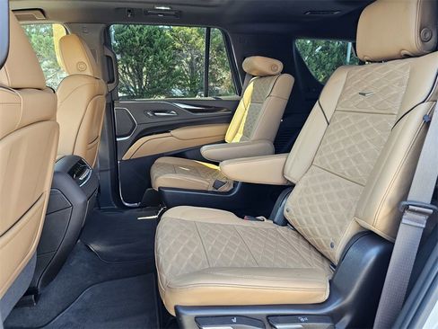 Used 2022 Cadillac Escalade Premium Luxury image 19