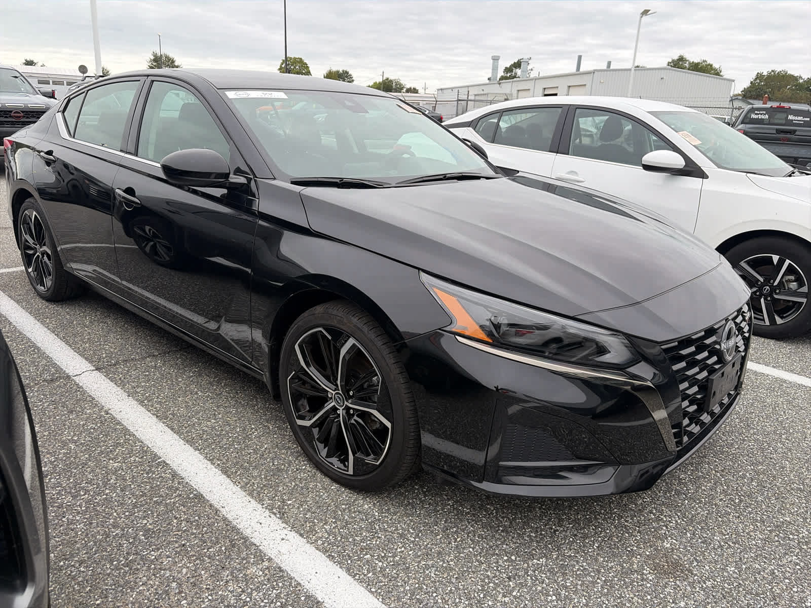Used 2025 Nissan Altima 2.5 SR FWD image 2