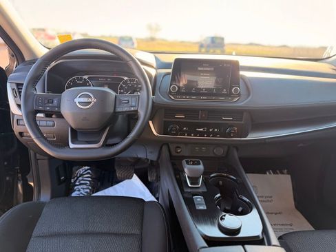 Certified 2025 Nissan Rogue SV image 12