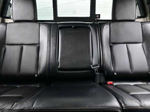 Used 2016 Nissan Titan SL image 16