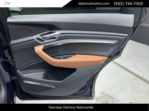 Used 2022 Audi e-tron Premium Plus w/ Premium Plus Package image 26