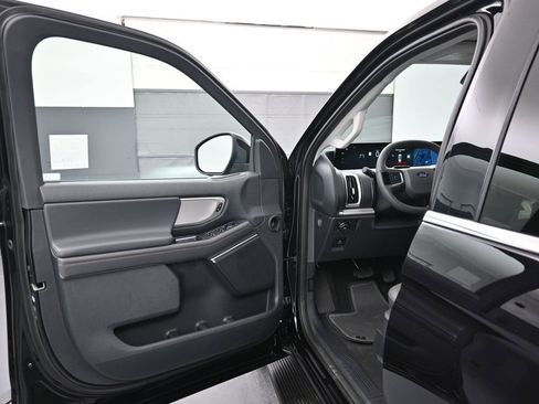 New 2025 Ford Expedition Active image 8