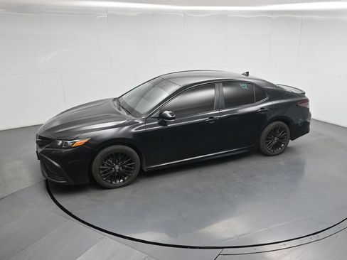 Used 2021 Toyota Camry SE w/ Convenience Package FWD image 32