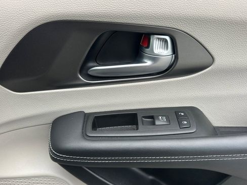 Used 2024 Chrysler Pacifica Select image 20