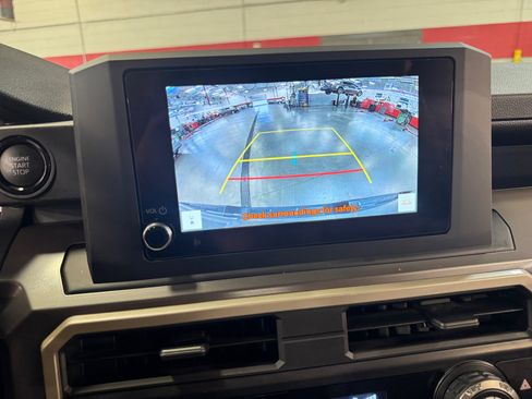 Certified 2025 Toyota Tacoma SR5 AWD/4WD image 29
