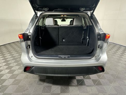 Used 2023 Toyota Highlander XLE FWD image 31
