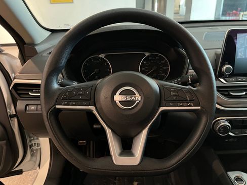 Used 2025 Nissan Altima 2.5 SV FWD image 27