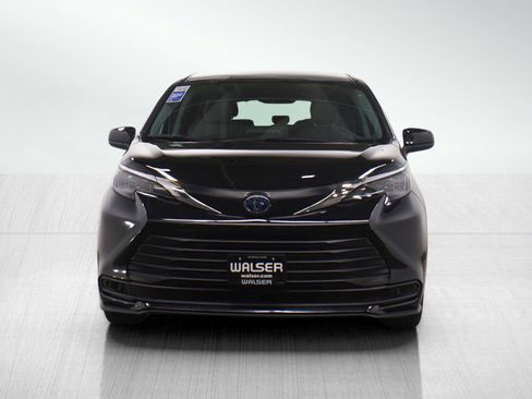 Used 2024 Toyota Sienna LE image 8