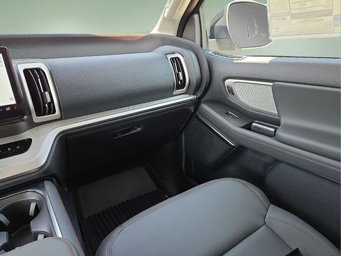 New 2025 Ford Expedition Active image 13