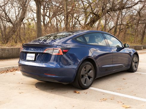 Used 2021 Tesla Model 3 Standard Range Plus image 9