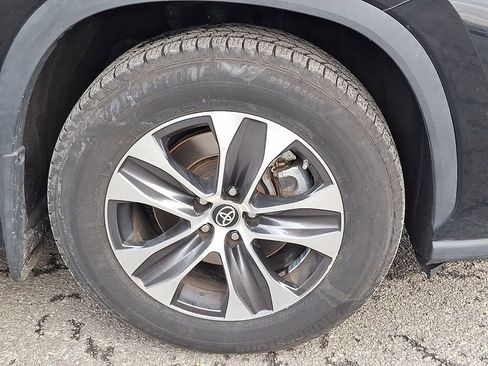 Used 2022 Toyota Highlander XLE image 9