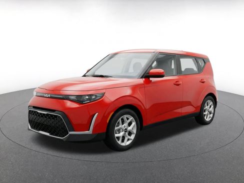 Used 2025 Kia Soul LX w/ LX Technology Package FWD image 3