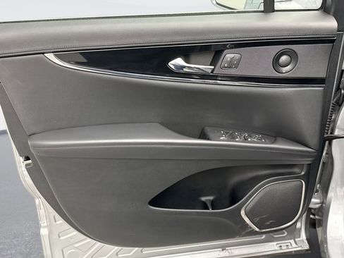 Used 2022 Lincoln Nautilus Reserve w/ Equipment Group 201A image 9