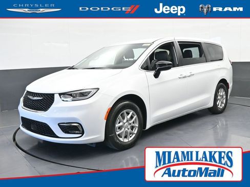 New 2026 Chrysler Pacifica Select image 1