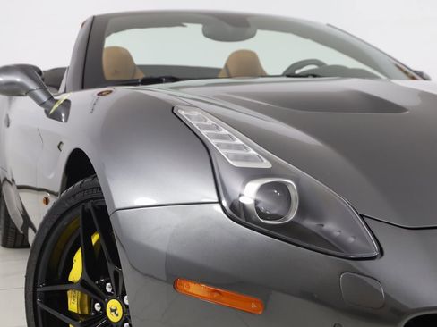 Used 2018 Ferrari California T image 25