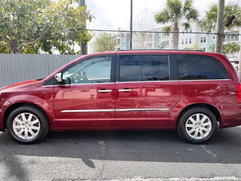 Used 2012 Chrysler Town & Country Touring-L w/ Driver Convenience Group image 5
