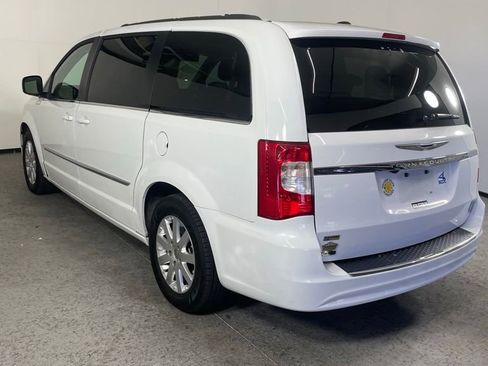 Used 2016 Chrysler Town & Country Touring FWD image 7