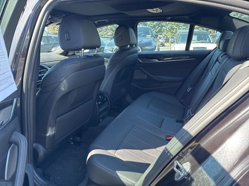 Used 2022 BMW 530i xDrive w/ Premium Package image 11