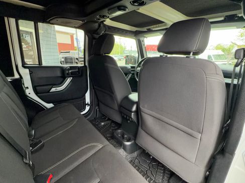 Used 2018 Jeep Wrangler Unlimited Sahara w/ Connectivity Group image 28