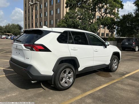 Used 2022 Toyota RAV4 XLE w/ Convenience Package FWD image 6