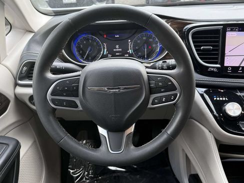 Used 2023 Chrysler Pacifica Limited FWD image 21