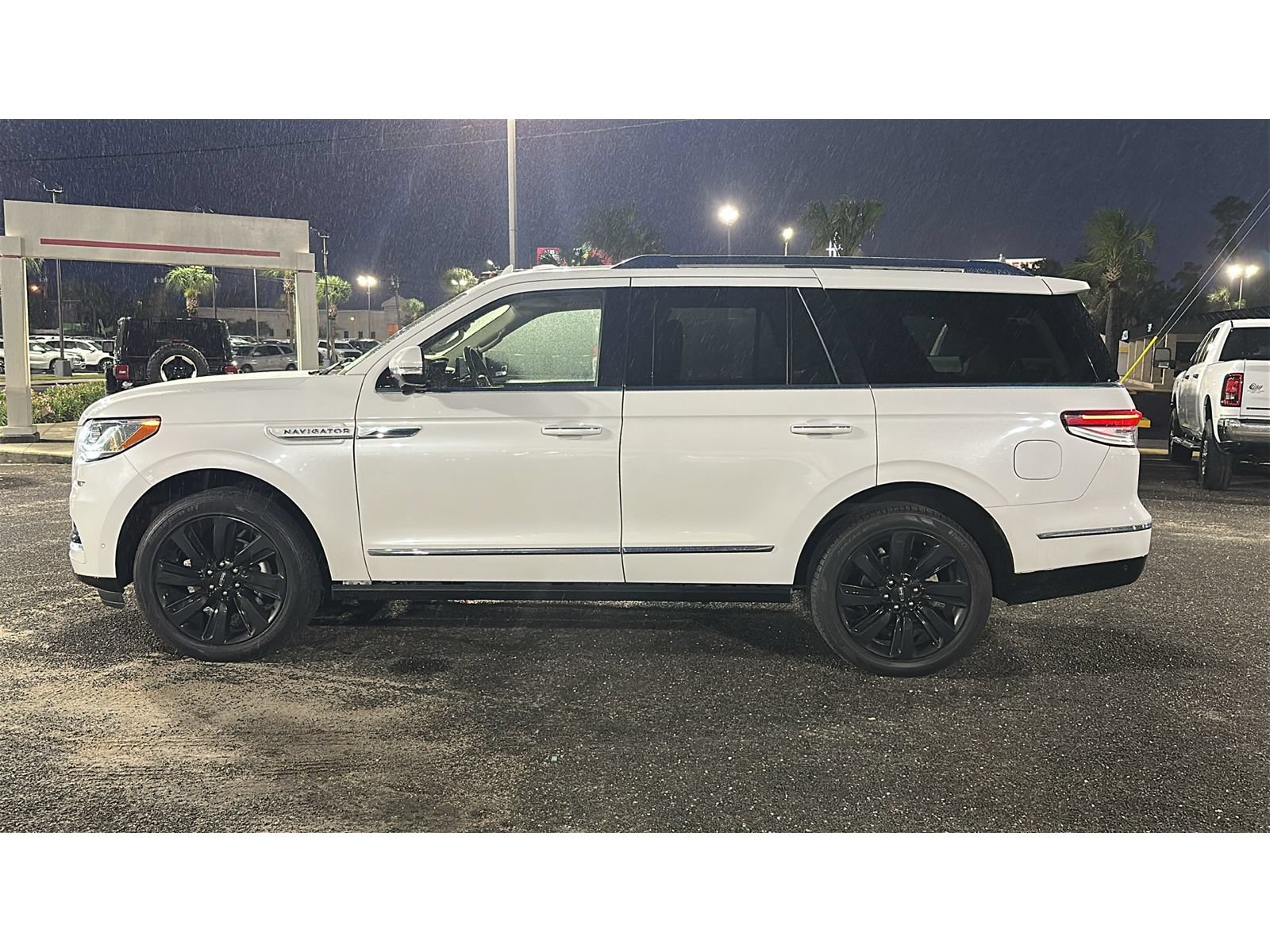 Used 2022 Lincoln Navigator Reserve AWD/4WD image 3