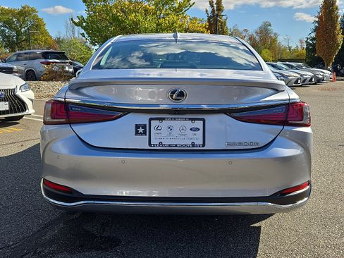 Certified 2023 Lexus ES 300h w/ Luxury Package image 5