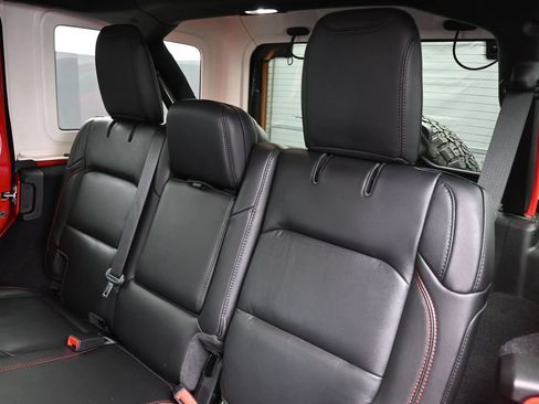 Used 2021 Jeep Wrangler Unlimited Rubicon w/ Cold Weather Group AWD/4WD image 16