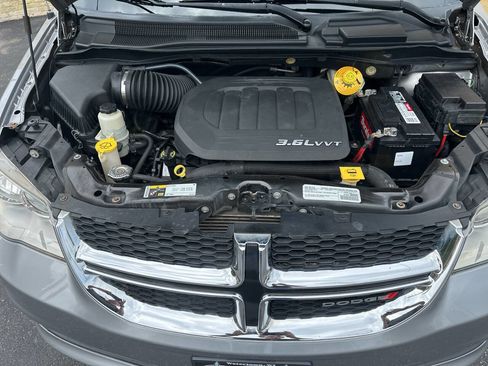 Used 2016 Dodge Grand Caravan SXT w/ Rear Park Assist Package FWD image 18