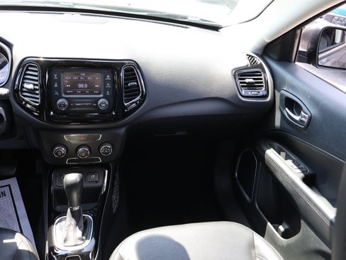 Used 2018 Jeep Compass Latitude FWD image 13