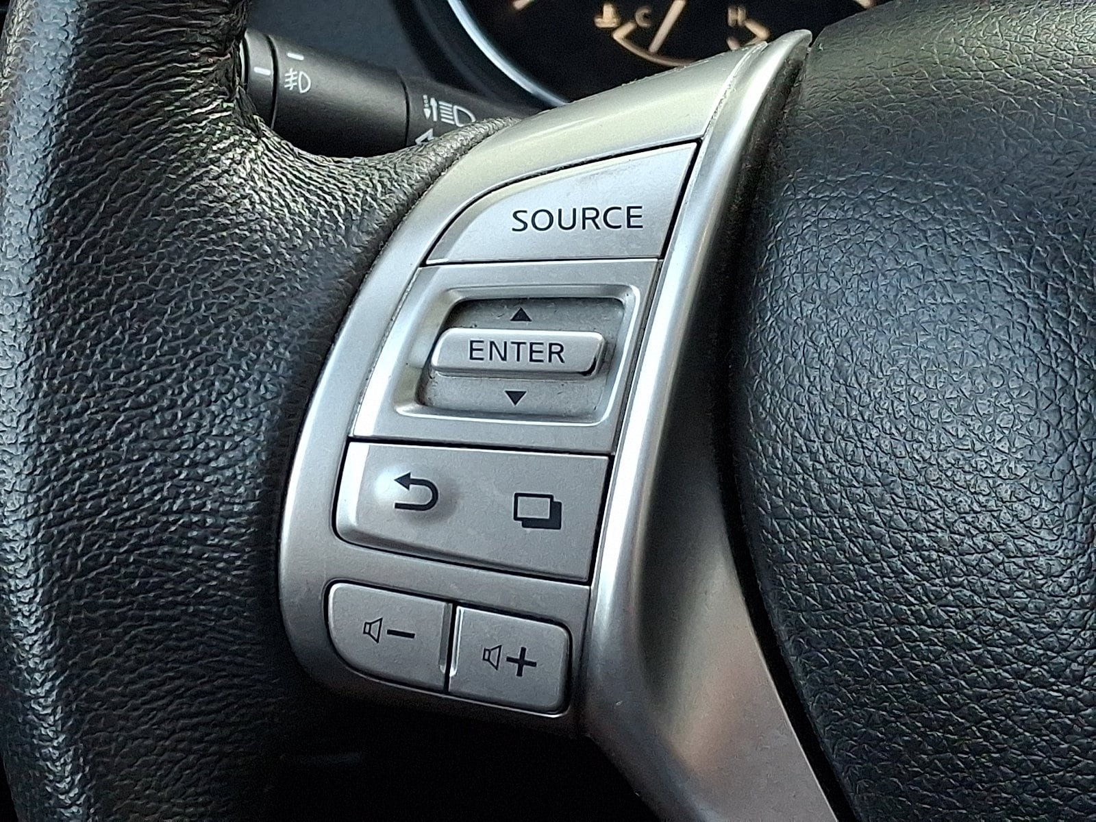 Used 2014 Nissan Rogue SL w/ SL Premium Package AWD/4WD image 22