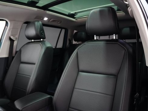 Used 2021 Volkswagen Tiguan SE w/ Panoramic Sunroof Package image 12